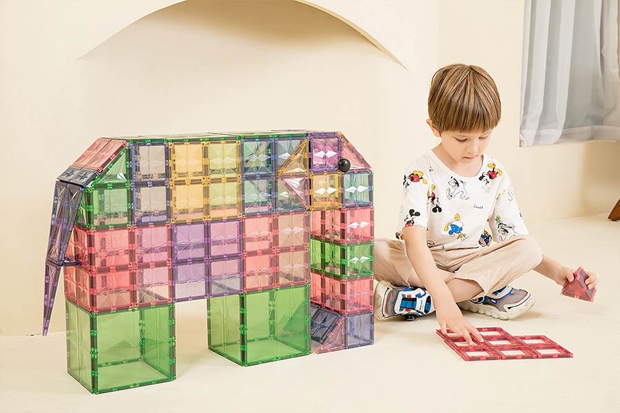 بازی با کاشی مغناطیسی به تقویت مهارتهای حرکتی ظریف، شناخت اشکال هندسی و الگوها کمک میکند.