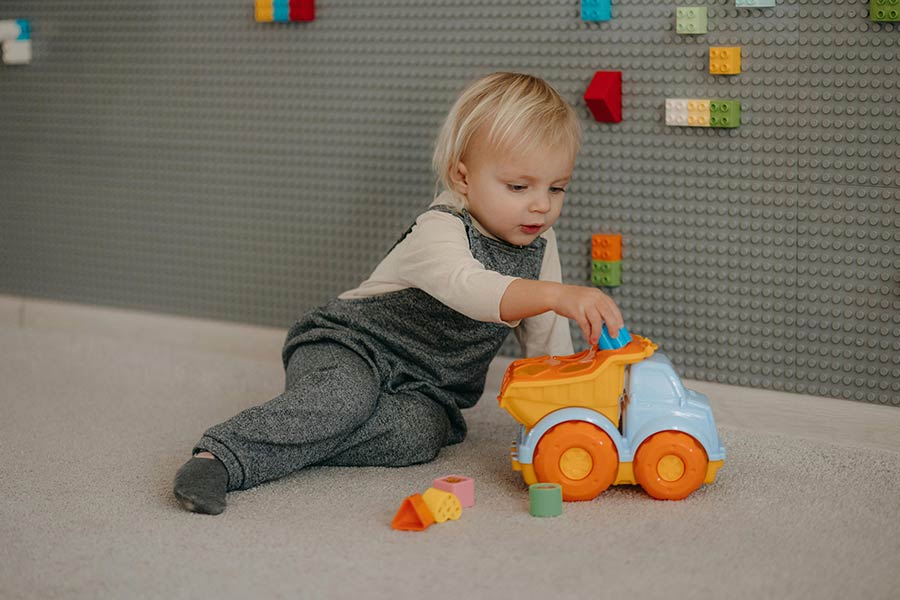 قطعات لگو اصل، با یک فشار ملایم در جای خود قفل میشوند.