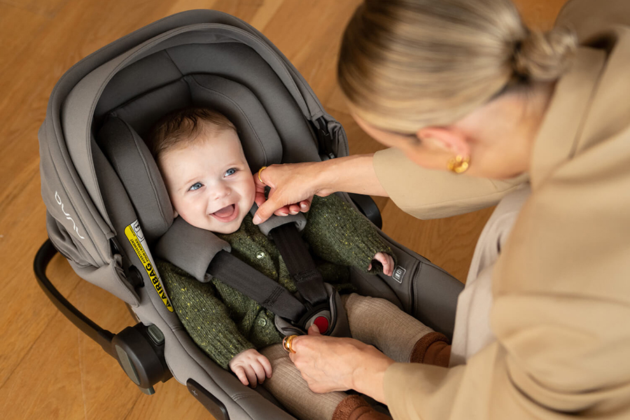 صندلی ماشین نونا با استفاده از فومهای Tailor tech و مواد EPP، راحتی بینظیری برای نوزاد فراهم میآورد.