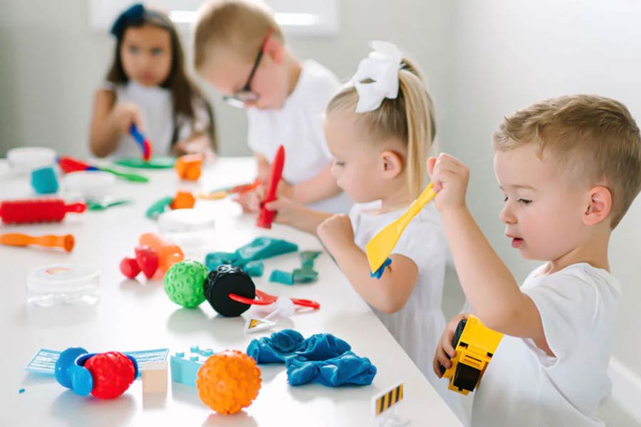 بازی با خمیر در محیطهای مشارکتی به رشد اجتماعی و عاطفی کودک کمک میکند.