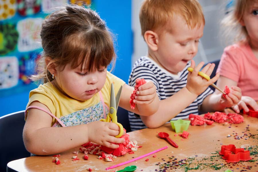 کودکان هنگام کار با خمیر، عضلات کوچک دست خود را به بهترین شکل پرورش میدهند.