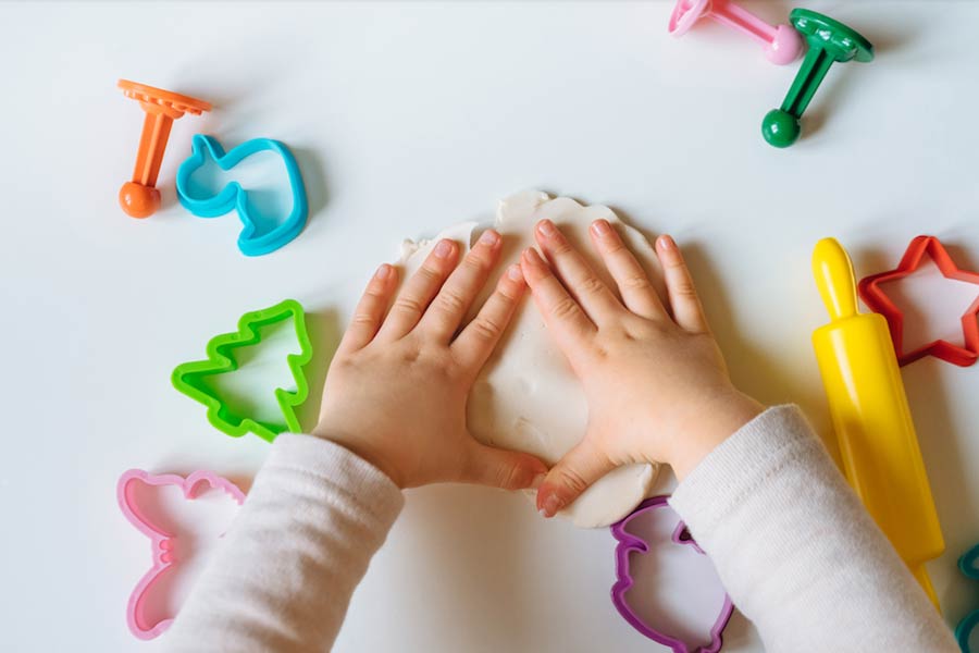 بازی با خمیربازی قشر حرکتی و مسیرهای پردازش حسی مغز را همزمان درگیر میکند.