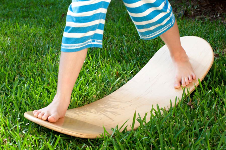 تخته تعادل چوبی، اسباببازی کاربردی برای افزایش پایداری و قدرت عضلانی محسوب میشود.