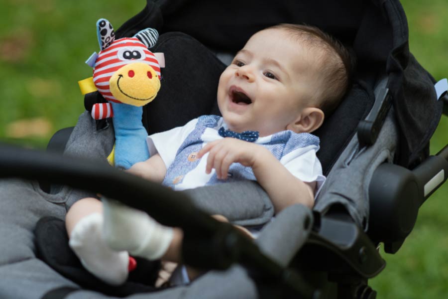 توجه به نشستن صحیح نوزاد پیش از یک سالگی، یعنی توجه به تراز طبیعی ستون فقرات کودک