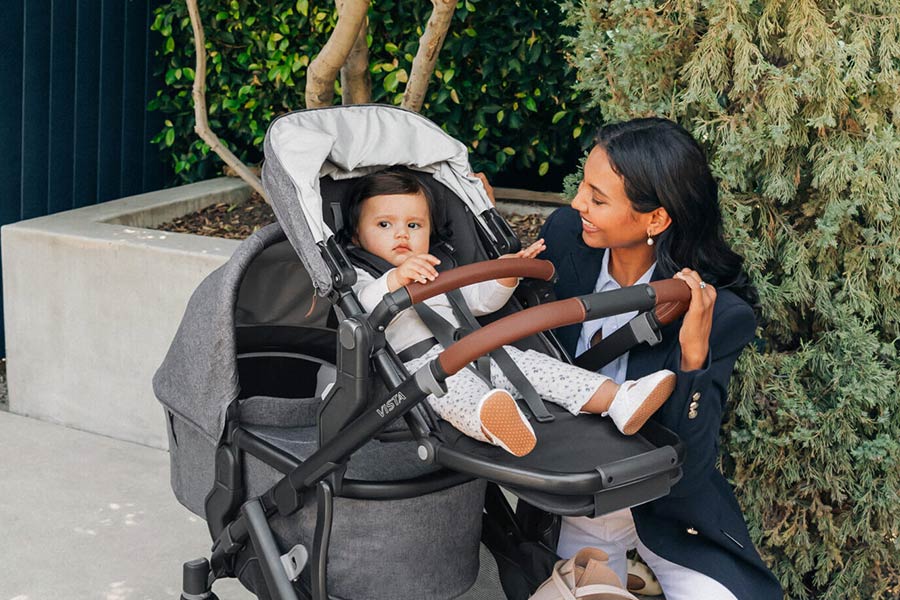 استفاده از کالسکههای ارگونومیک بعد از 9 ماهگی از ستون فقرات کودک حمایت میکند.