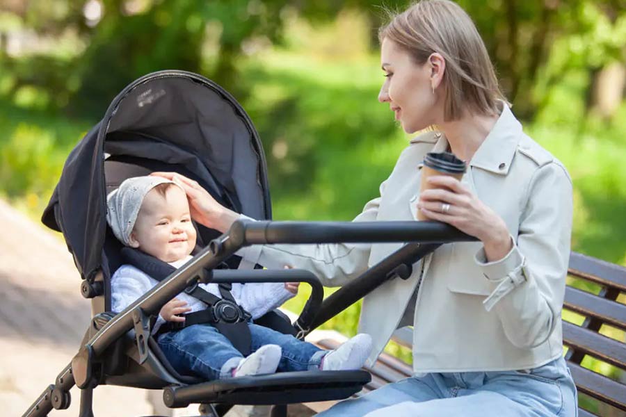 در ماههای اولیه، کالسکه با سیت رو به مادر، بهترین وضعیت برای نوزاد است.